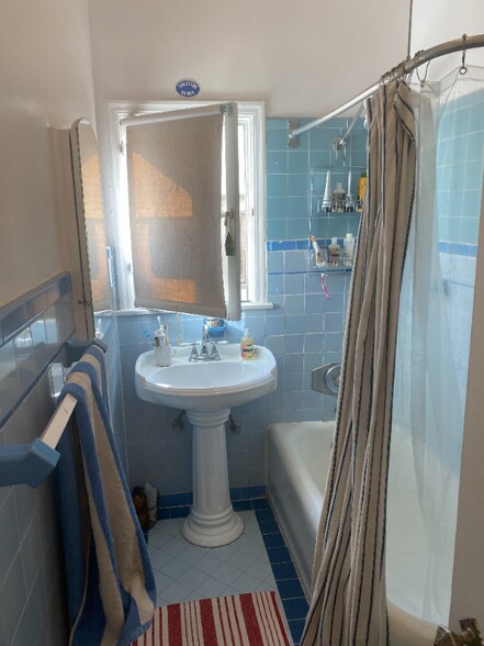 Building Photo - 414 N Sycamore Ave