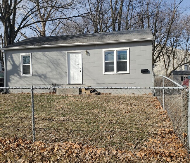 Building Photo - 3 Bedroom, 1 Bathroom with partially fence...