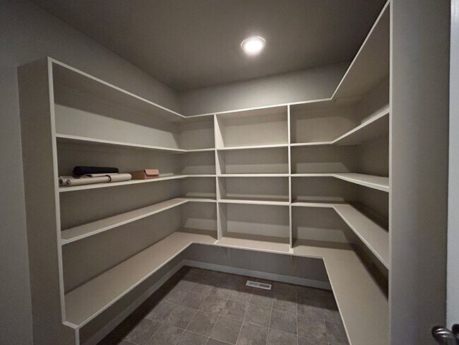 Building Photo - Well Maintained 3 Bedroom / 2 Bathroom Hom...