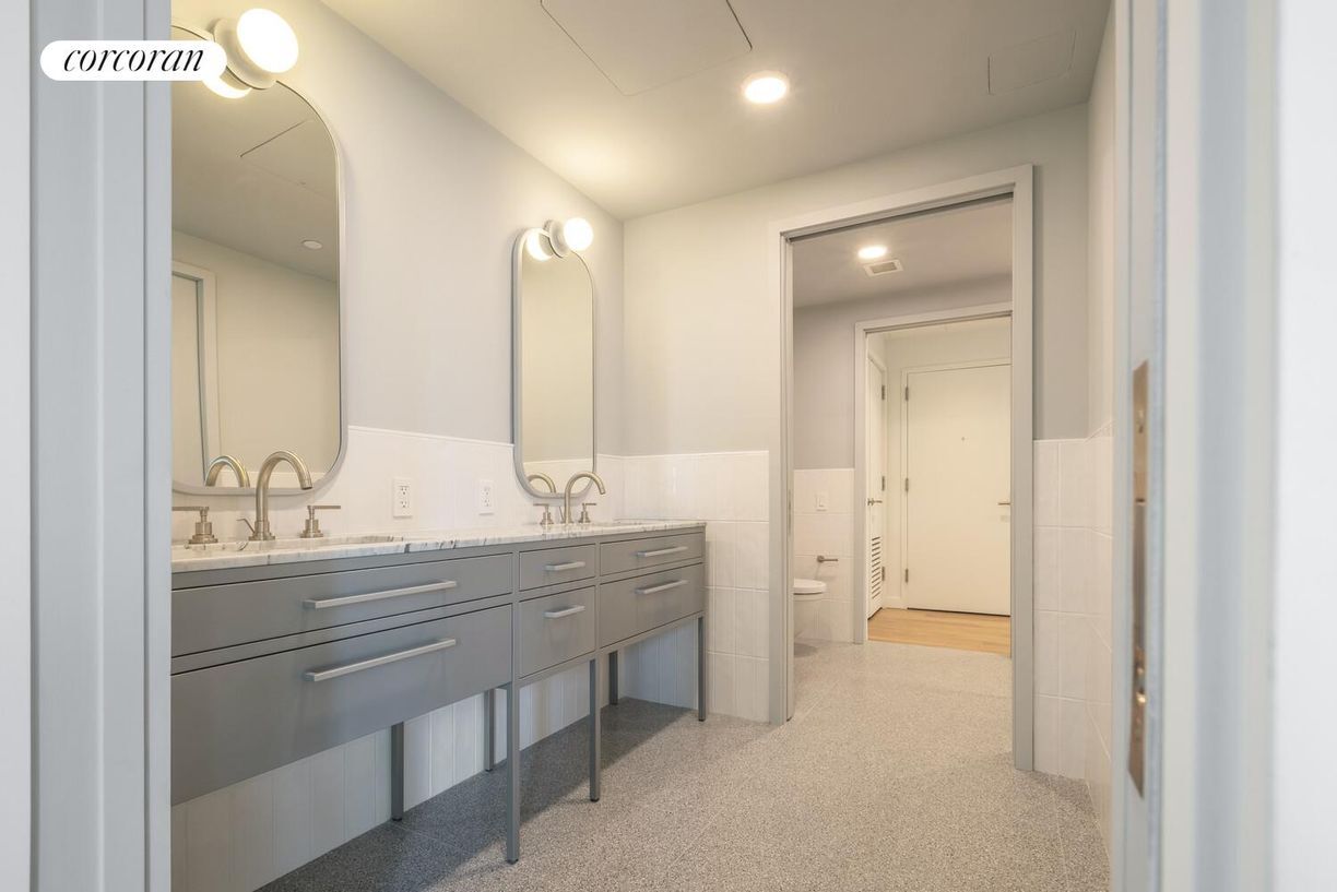 Building Photo - 547 W 47th St