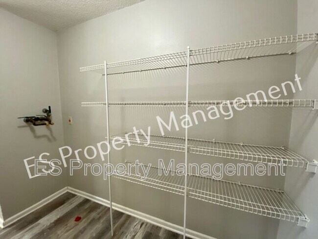 Building Photo - 2180 Shadowbrook Dr