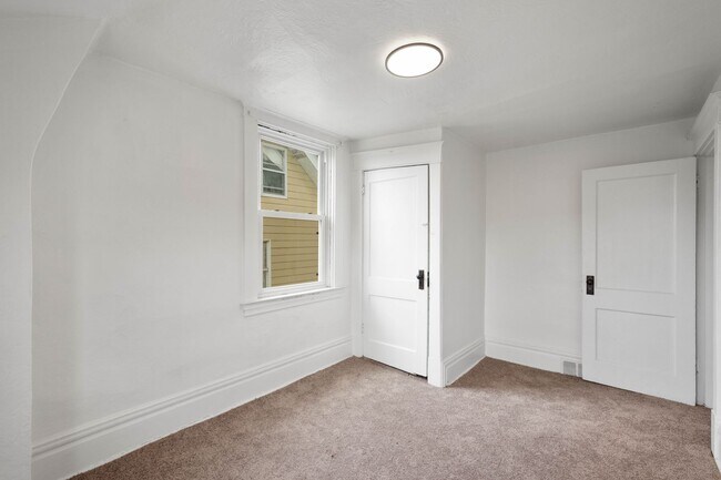 Building Photo - 129 Newburn Ave