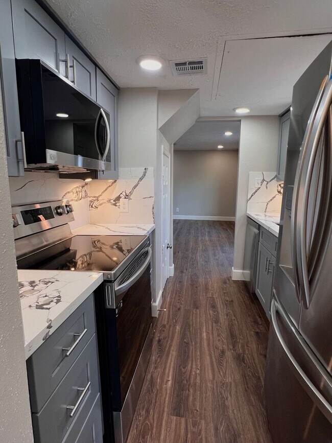 Building Photo - Updated 2 bed 2.5 bath steps away from Campus!