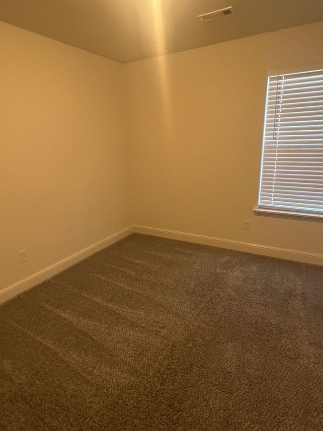 Building Photo - Beautiful 4 bedroom/ 2 bathroom home locat...