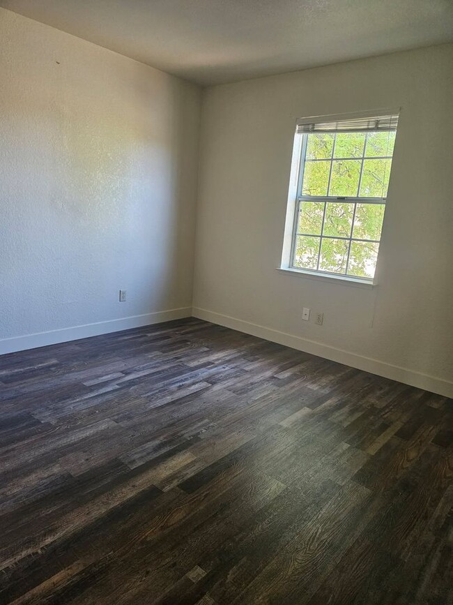 Building Photo - Greenley Oaks Townhome