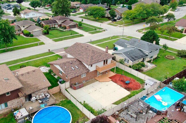 Building Photo - 13050 Meadowview Ln