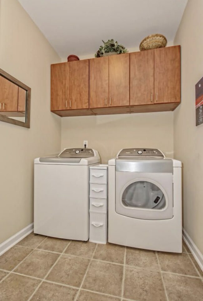 Building Photo - 5013 Bowles Dr