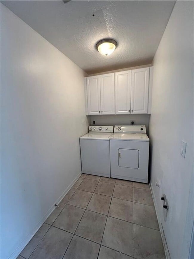 Building Photo - Sebastian 3 /2