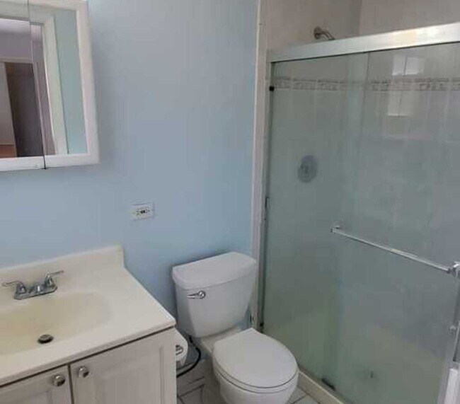 Building Photo - 1643 W Sherwin Ave