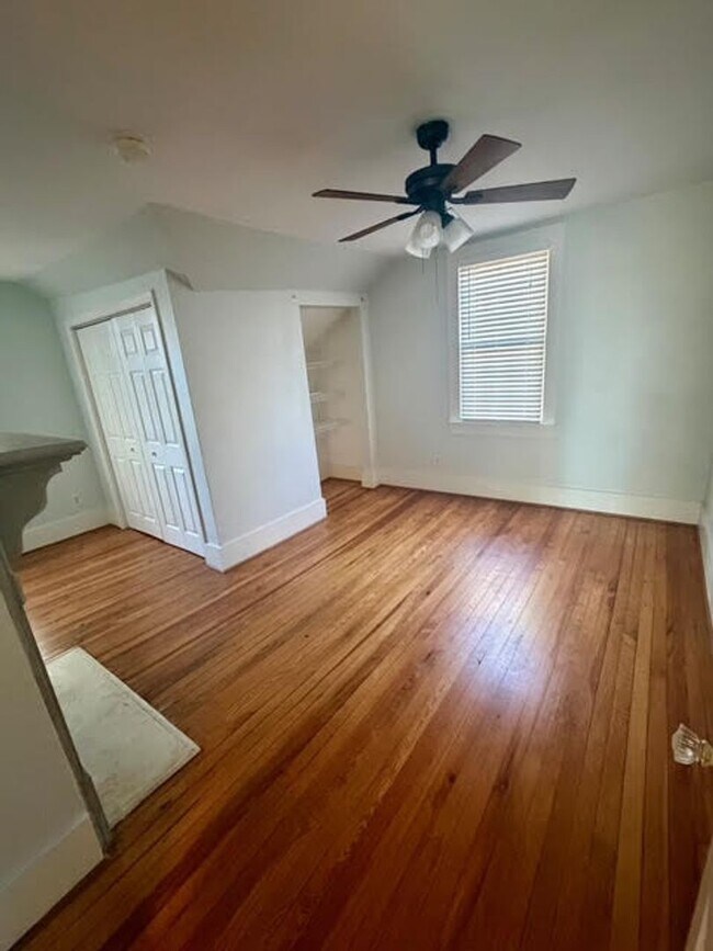 Building Photo - Charming 4BR/2BA House w/ Fenced back yard!