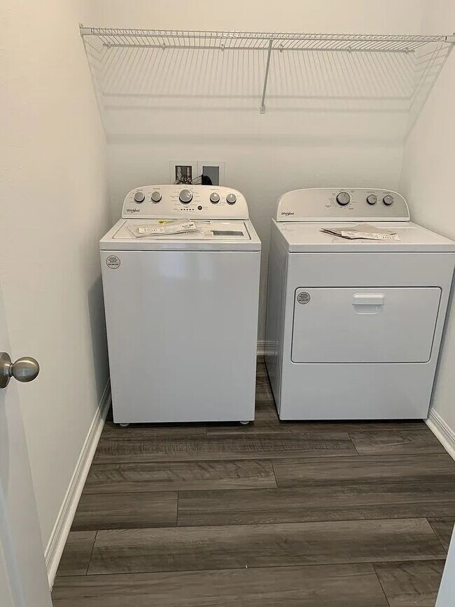 Building Photo - "Charming 3-Bed, 2-Bath Oasis in Zephyrhil...