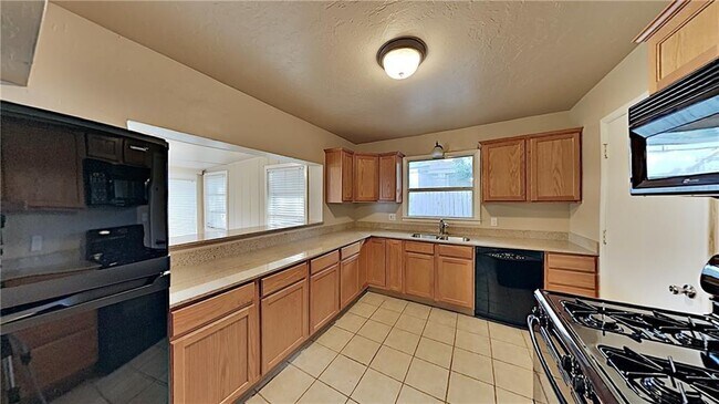 Building Photo - 2640 Manchester Dr