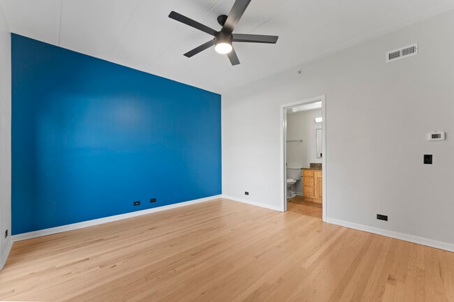 Building Photo - 2807 N 75th Ct