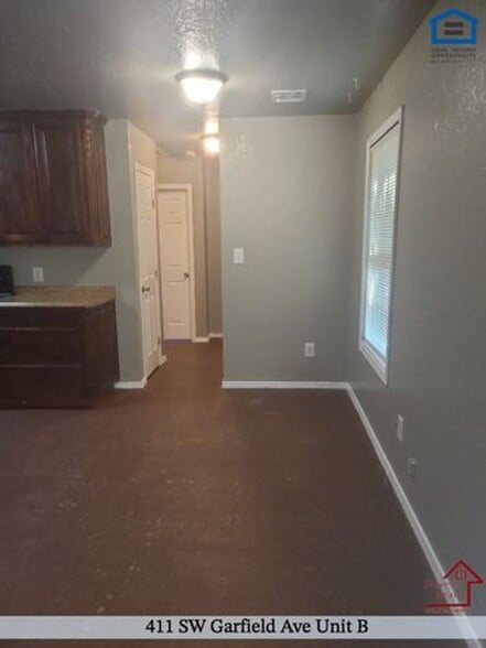 Building Photo - 411 SW Garfield Ave