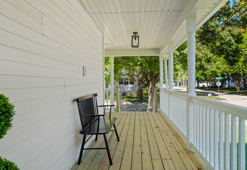 Building Photo - 1028 Porlier St