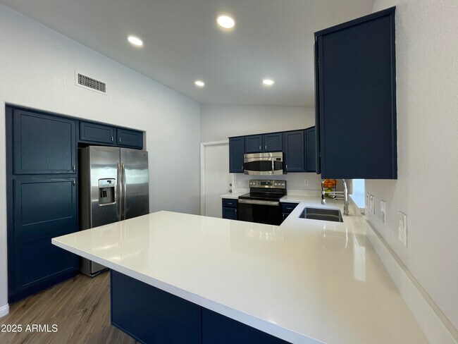Building Photo - 841 E Lovegrass Dr