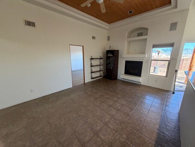 Building Photo - 3-Bedroom House!