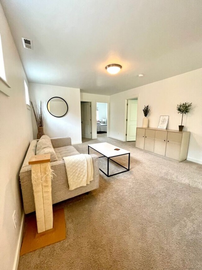 Building Photo - Newer home located in The Bridges community!