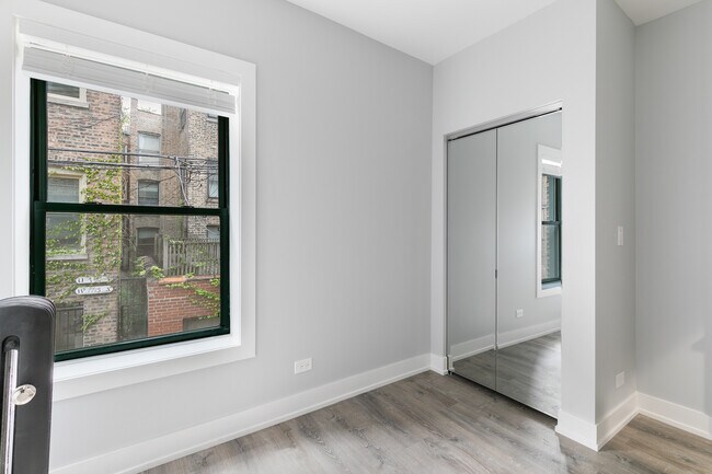 Building Photo - 7738 N Eastlake Ter