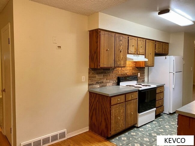 Building Photo - Great Three Bed in Campus West!