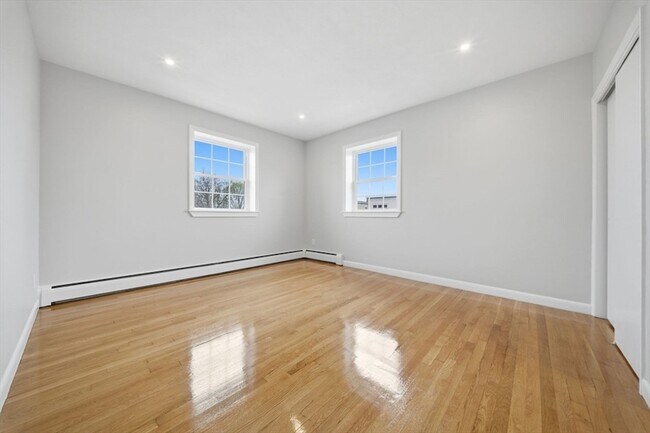 Building Photo - 11 Schubert St