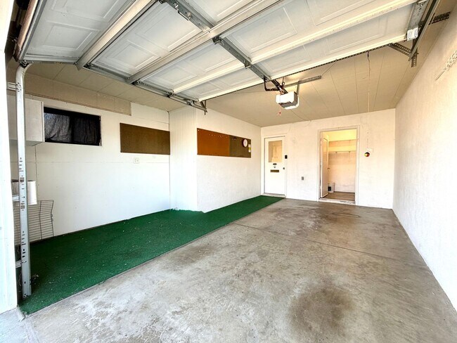 Building Photo - 55+ community-Move-in Ready 2 Bedroom 2 Bath Sun City Home!