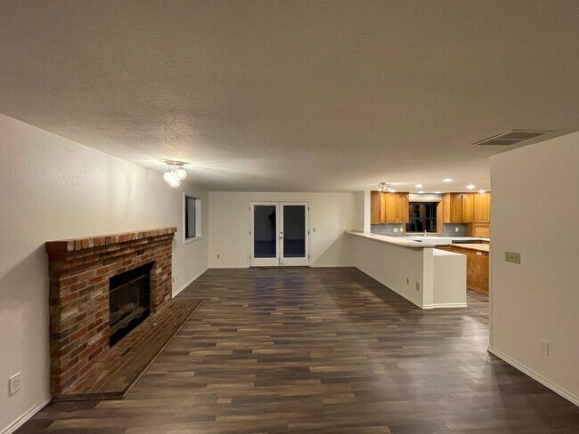 Building Photo - Luxurious 4-Bedroom Retreat with Mount Rai...