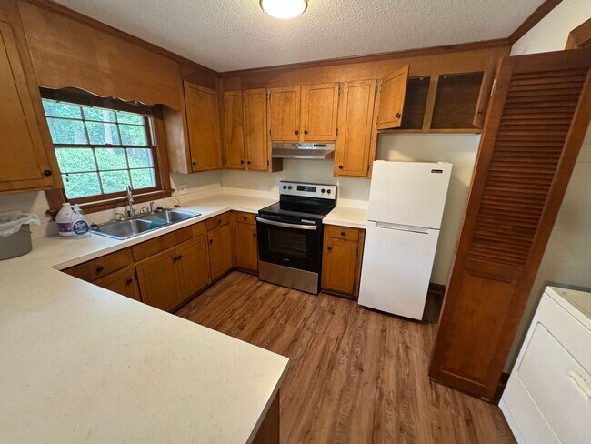 Building Photo - Spacious Rooms, Deck and Detached Garage /...