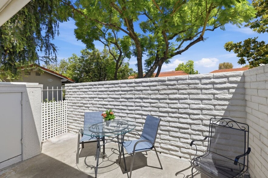 Building Photo - 2022 Via Mariposa E