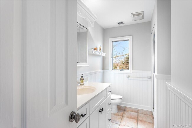 Building Photo - 2 Bayside Ave