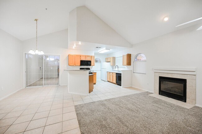 Building Photo - Gated Community townhome, with private garage