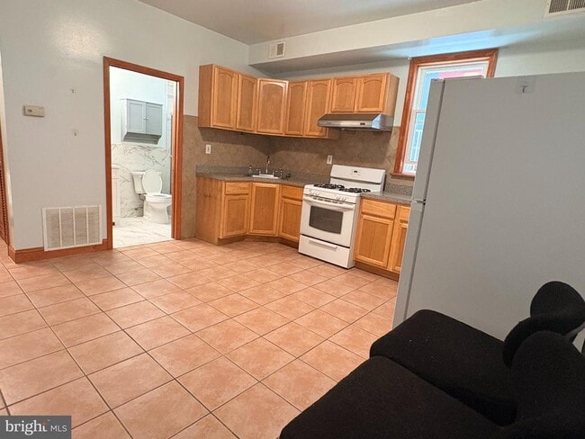 Building Photo - 1318 W Girard Ave