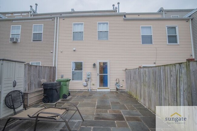 Building Photo - 104 N Dallas St