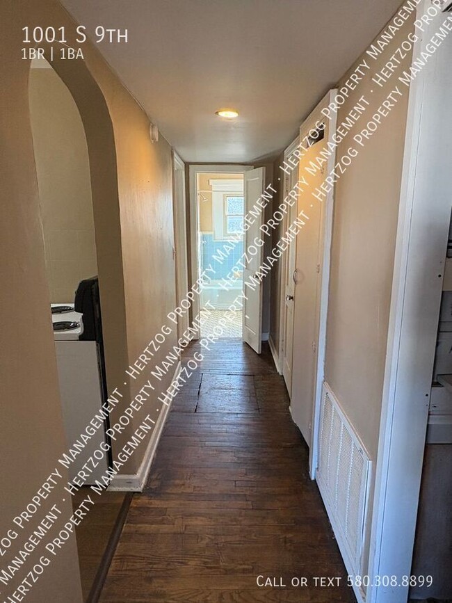 Building Photo - 1001 S 9th-