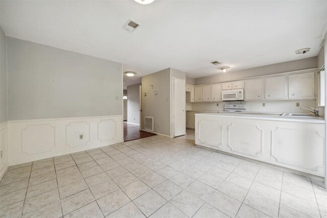 Building Photo - 1841 Sherwood Forest St