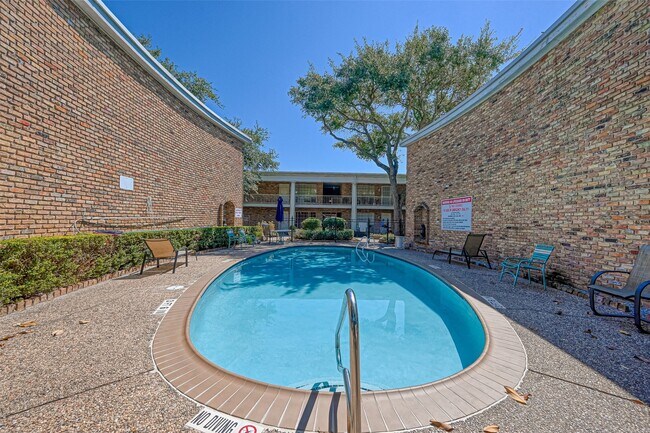 Building Photo - 5863 Inwood Dr