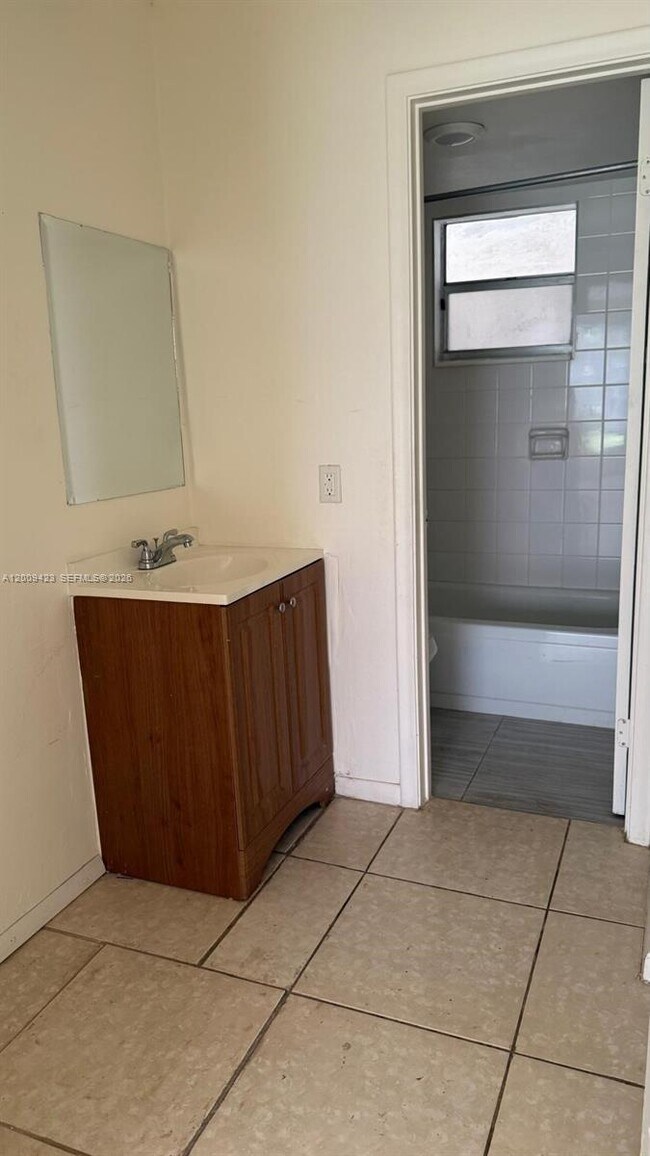 Building Photo - 3774 Inverrary Blvd