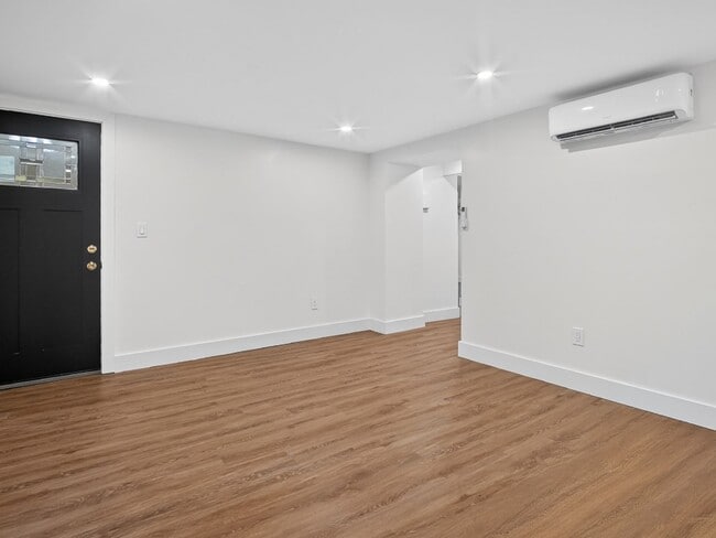 Building Photo - 3 Bed/2 Bath Home with Private Yard