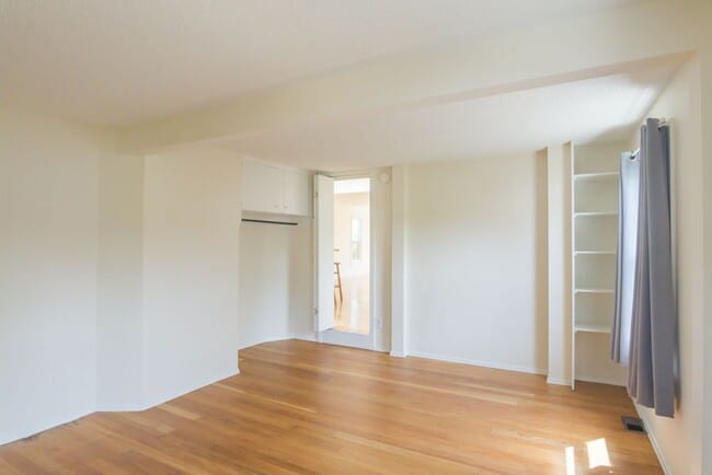 Building Photo - 2bd/1ba Seattle Home