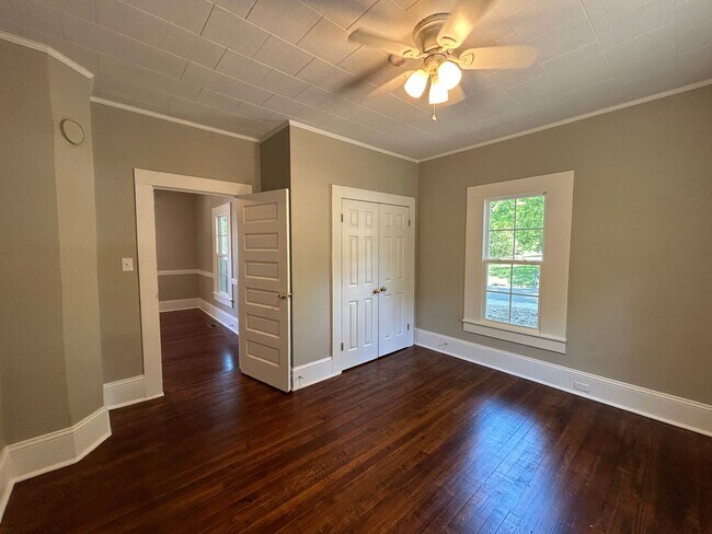 Building Photo - Adorable Home Near Downtown Mooresville!