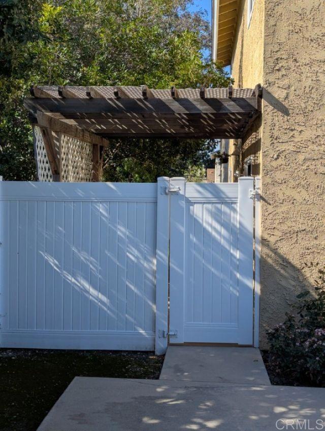 Building Photo - 402 E Meats Ave