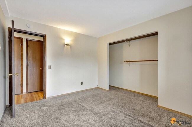 Building Photo - 2201 Romig Pl