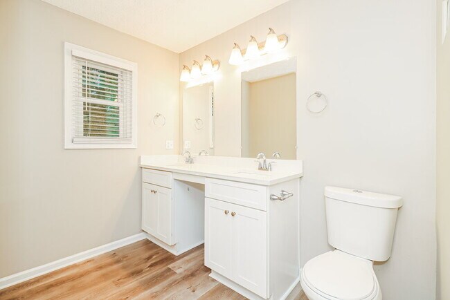 Building Photo - 1013 Summer Pl NW