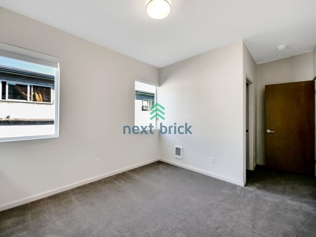 Building Photo - 3 Bed and 2 Bath Luxury Townhome is Availa...