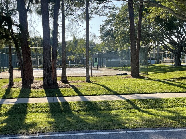 Building Photo - 3875 Circle Lake Dr