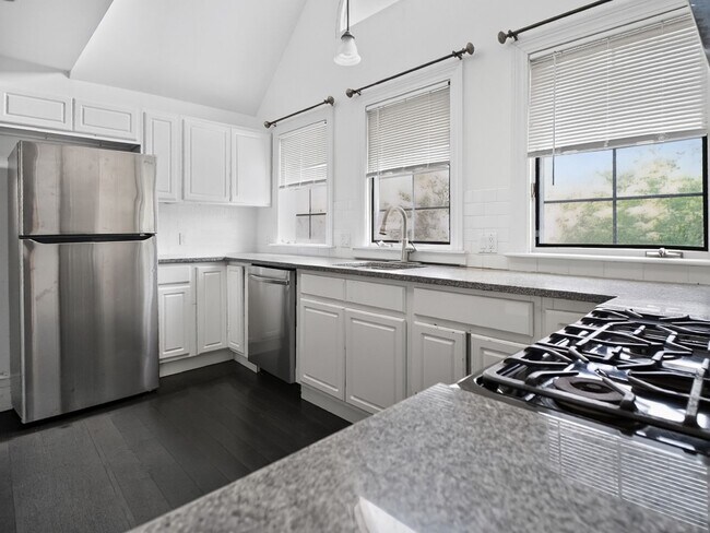 Interior Photo - 682 Prospect Street
