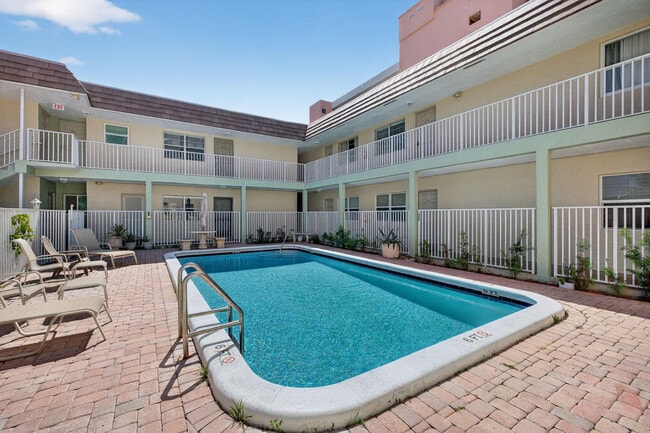 Building Photo - 1450 N Riverside Dr