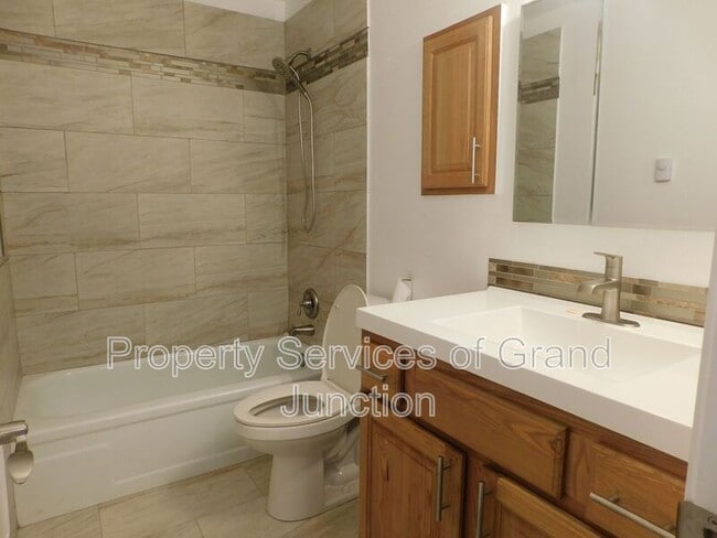 Building Photo - 869 Iowa Ave