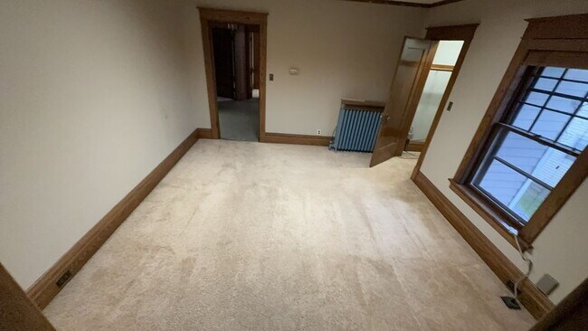 Building Photo - Spacious top floor 4 bed 1 bath by UWEC!