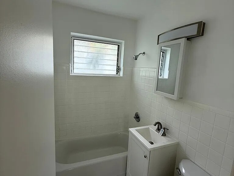 Building Photo - 4730 Pine Tree Dr